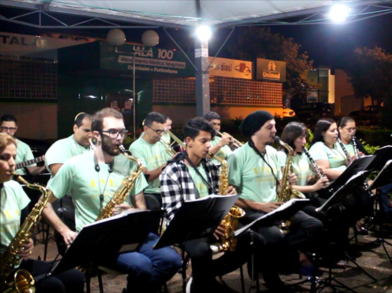 Cantata de Natal da ONG Juntos Paraguaçu movimenta praça do hospital