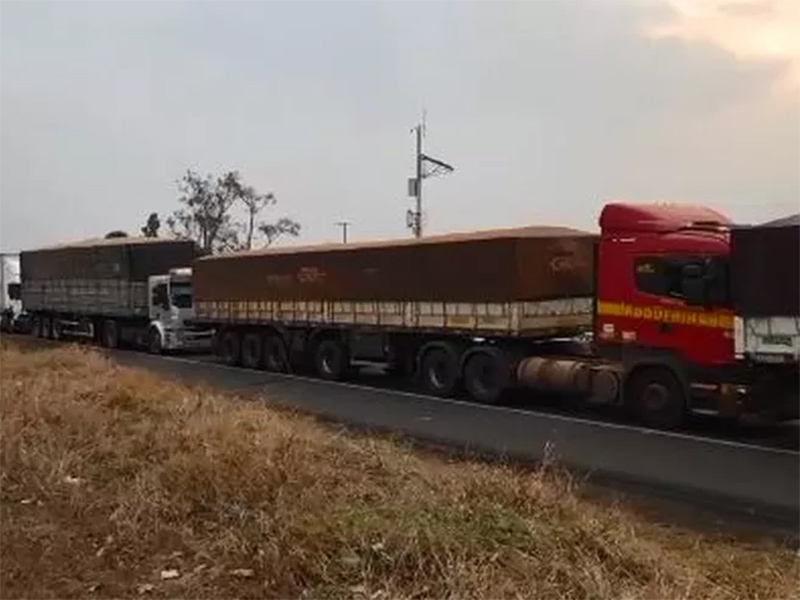 Caminhoneiros interditam trecho de rodovia em Marília