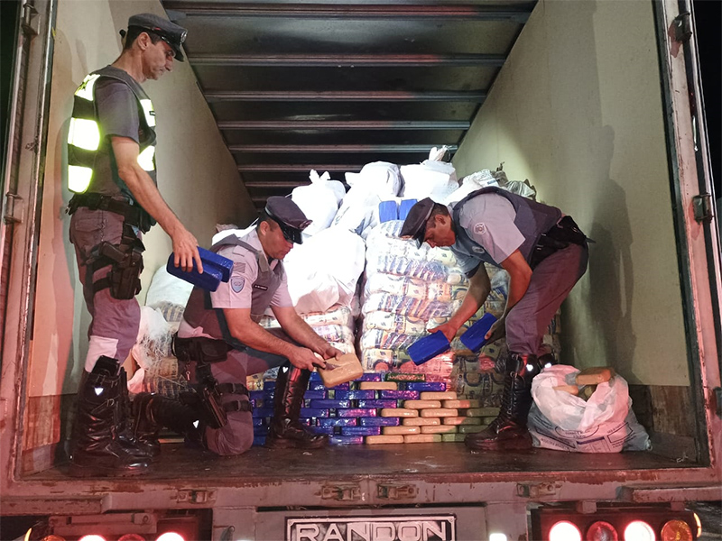 Polícia Rodoviária prende traficante com mais de 800 kg de cocaína em Ipaussu