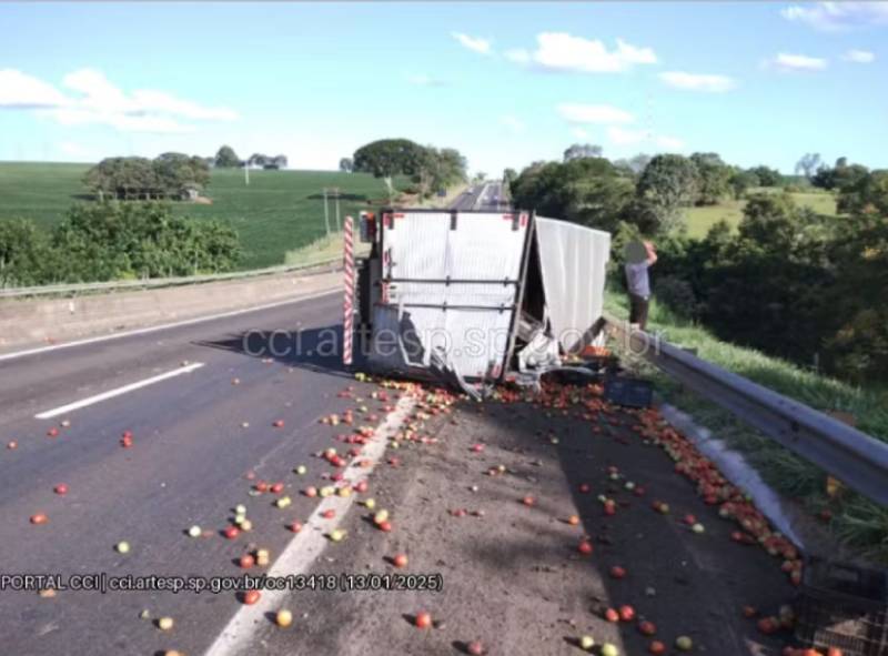 Caminhão carregado com tomate tomba após bater em outro veículo de carga em Assis