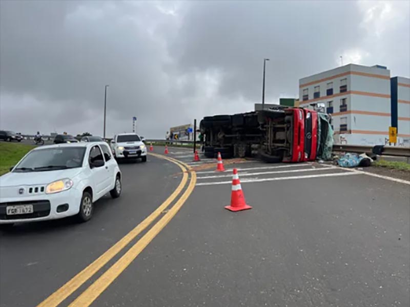 Motorista fica ferido após caminhão tombar em alça da Rodovia do Contorno em Marília