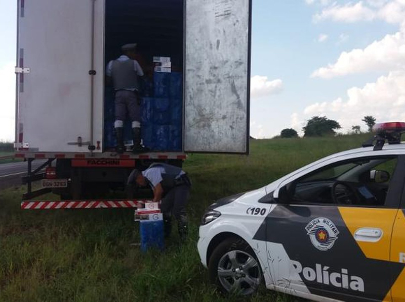 Caminhão carregado com cigarros contrabandeados é apreendido em Santa Cruz do Rio Pardo