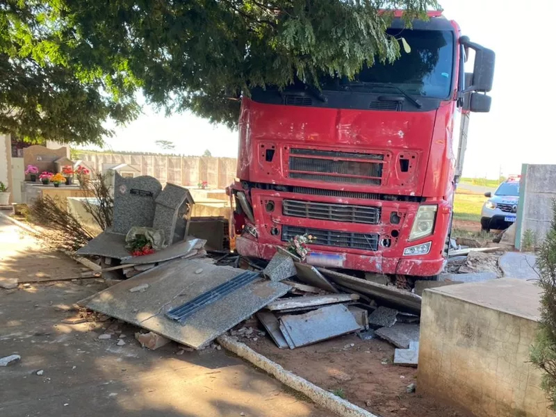 Carreta invade cemitério e atinge túmulos em Queiroz (SP)