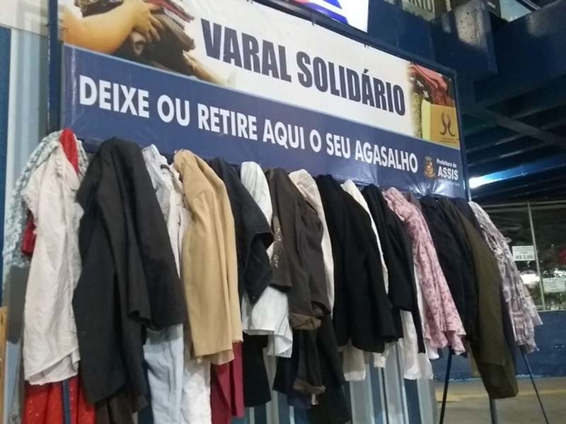 Varal solidário é montado no Terminal Rodoviário de Assis