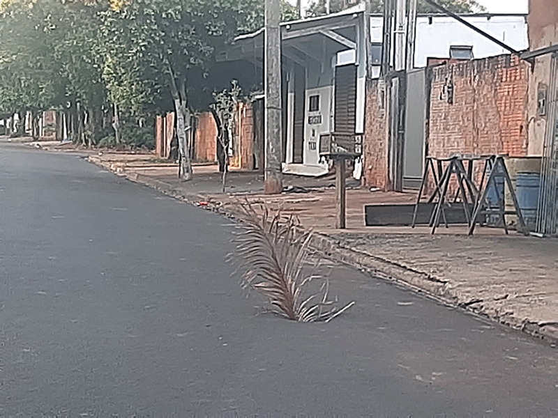 Buraco se abre na rua e 'sinalização' provisória instalada por moradores já dura uma semana