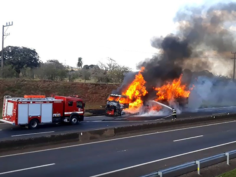 Incêndio destrói caminhão em rodovia de Assis
