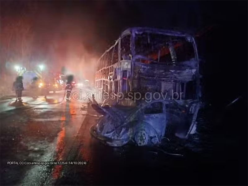 Motorista e passageiro de Fusca morrem após veículo pegar fogo em batida com ônibus no interior