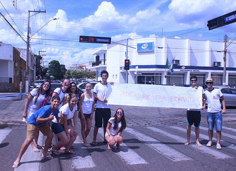 Após calote de buffet, estudantes pedem ajuda para realizar festa de formatura