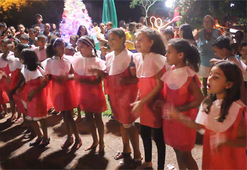 Mais de 400 crianças participam de festa de Natal organizada por moradora na Barra Funda