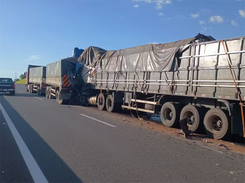 Homem morre após colisão de semirreboque com traseira de carreta bitrem