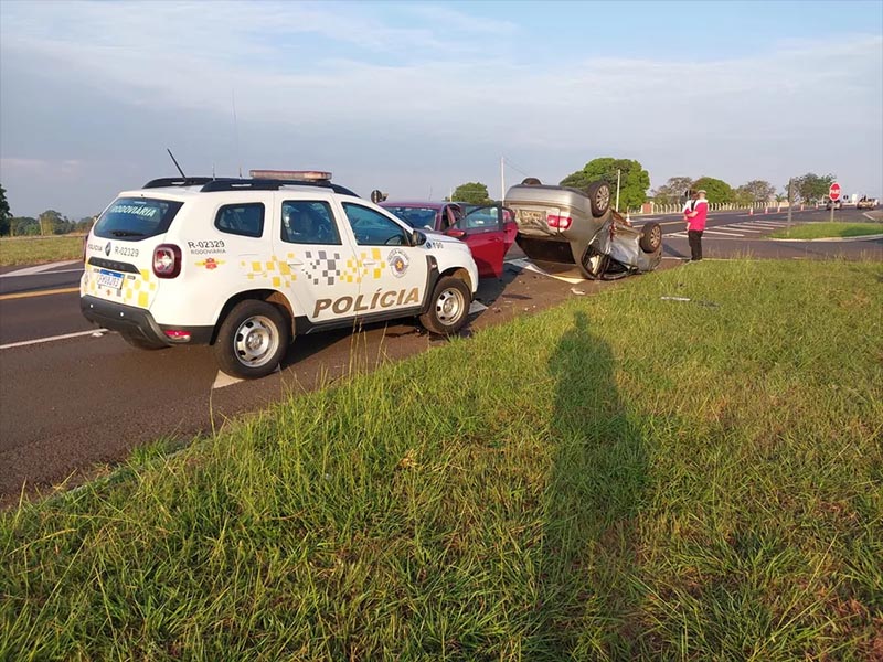 Carro capota após colisão envolvendo viatura da Polícia Rodoviária em Oriente