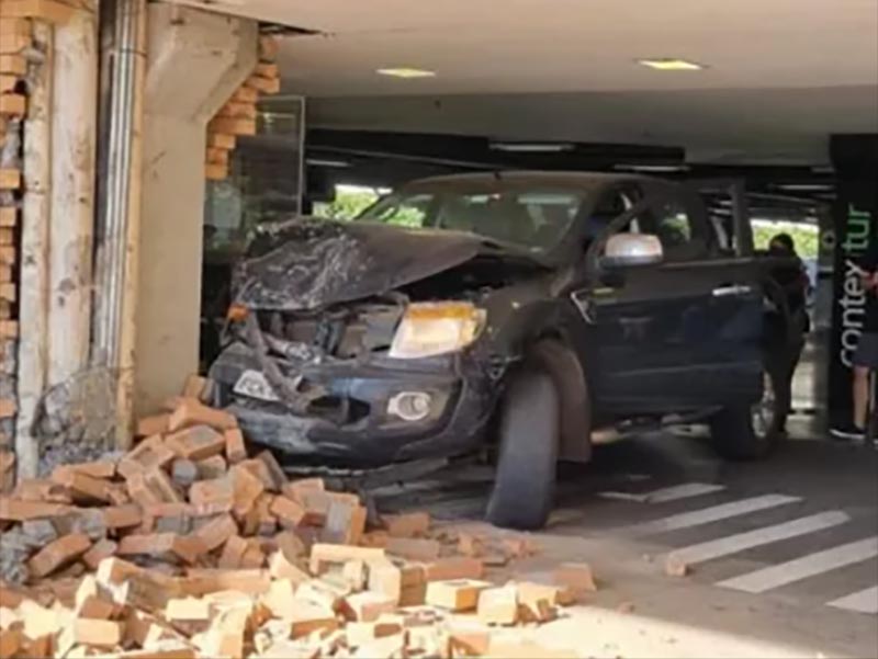 Caminhonete bate em estacionamento de supermercado em Marília