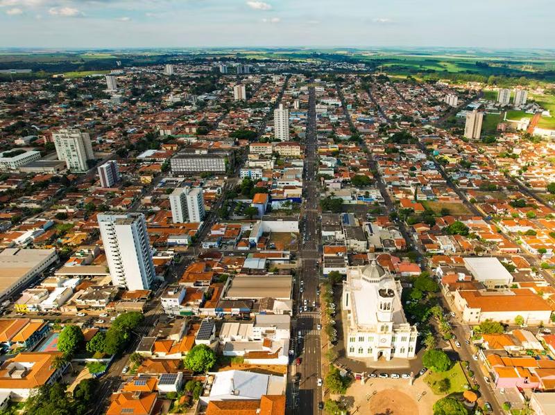 Professor é afastado após contar para alunos supostas experiências como garota de programa em Assis