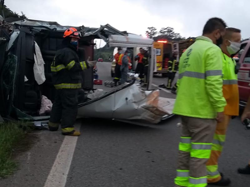 Van com pacientes de Paraguaçu fica destruída após capotar na Castello Branco em SP