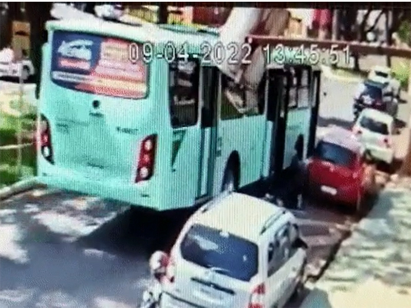 Mulher cai de ônibus que circulava com portas abertas em Jaú