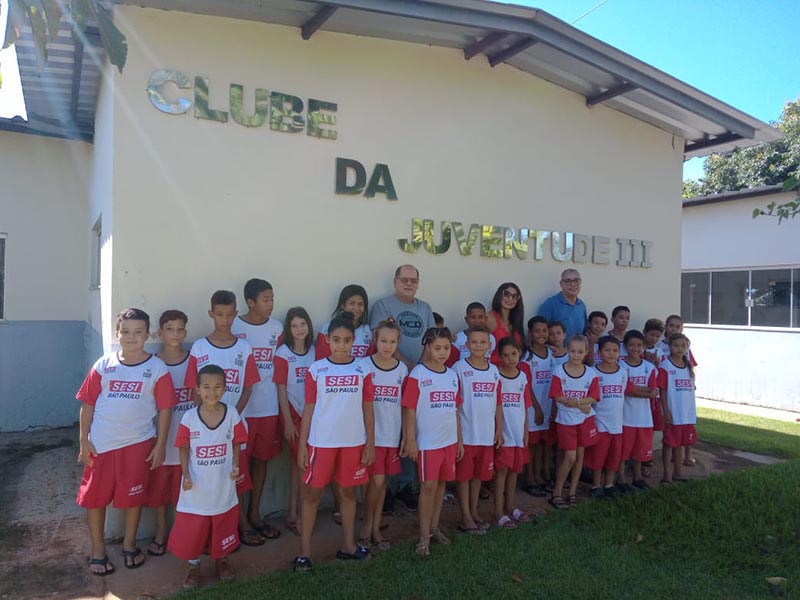 SESI, Prefeitura e Empresa Madrinha entregam uniformes novos à crianças do Programa Atleta do Futuro