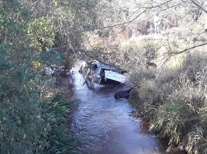 Homem morre após carro capotar e cair dentro de rio na região de Assis