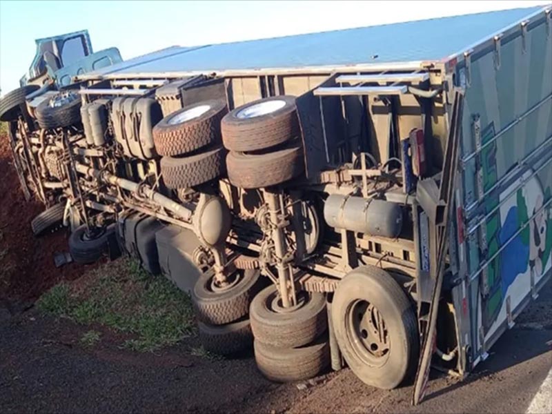 Caminhão bate em barranco e passageiro morre em rodovia de Maracaí