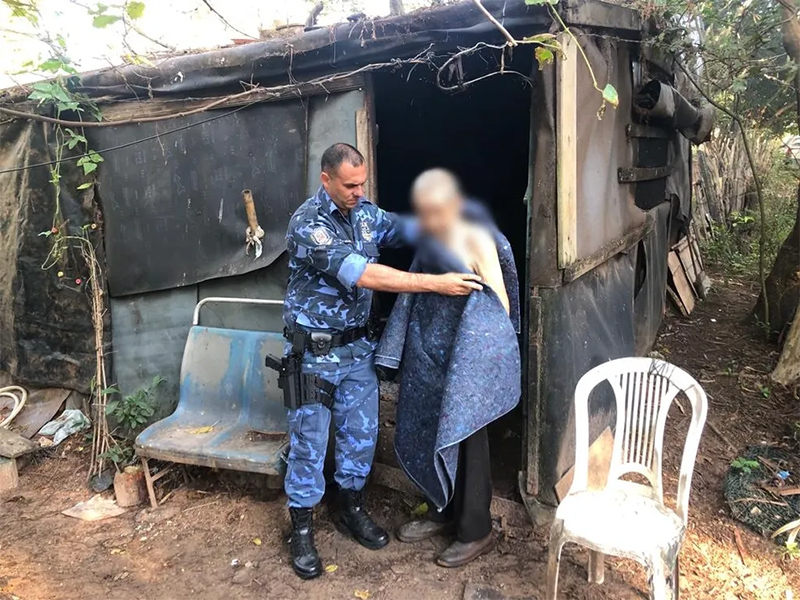 Idoso que queimava madeira para se proteger do frio é resgatado em São Manuel