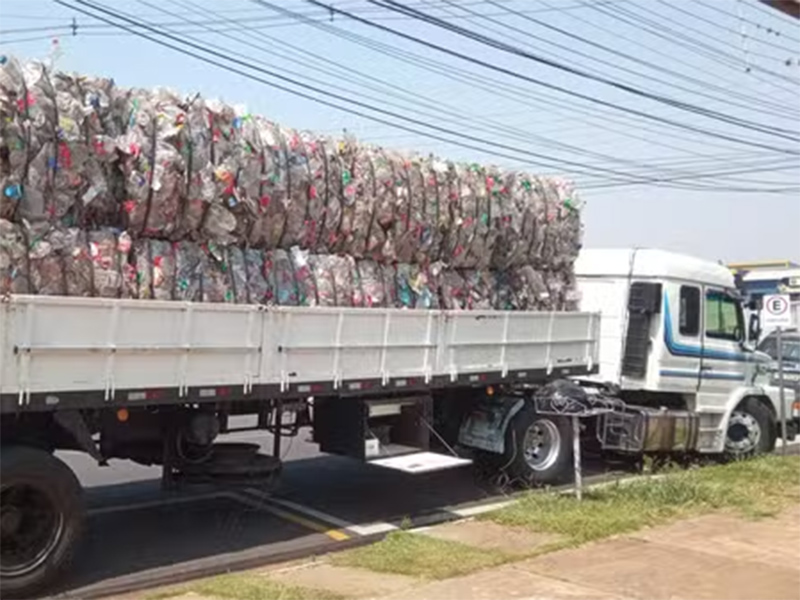 Polícia apreende grande quantidade de maconha em meio a carga de recicláveis na SP-327 em Ourinhos