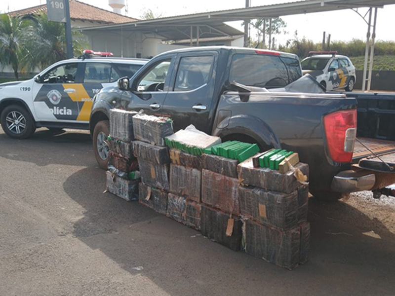 Polícia prende dupla em caminhonete com mais de 500 quilos de maconha em Ourinhos
