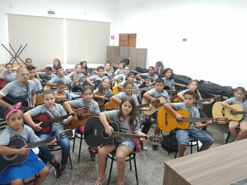 Projeto abre inscrições para aulas de canto, dança, teatro e violão