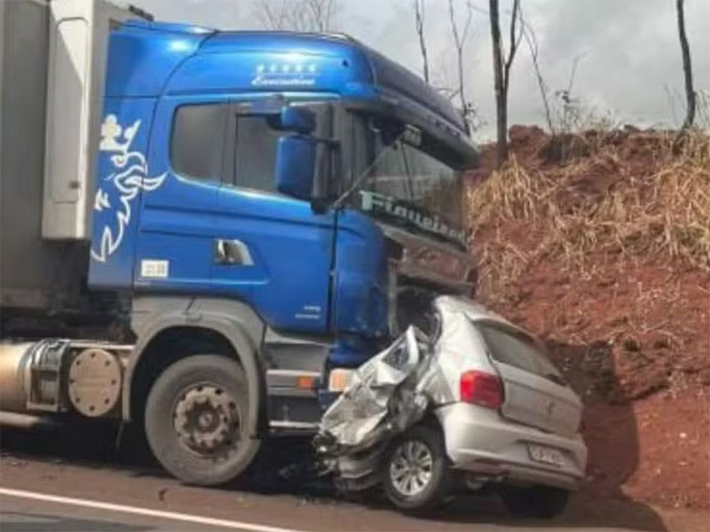 Carro é engolido por caminhão em acidente que deixou dois mortos na SP-304