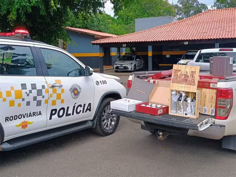 Polícia apreende quase 500 garrafas de vinho importado sem nota fiscal em Assis