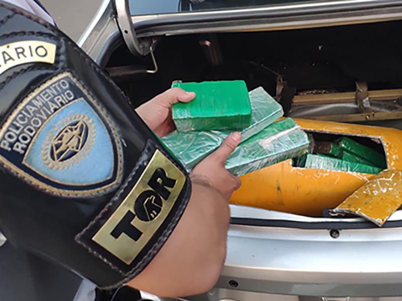 Dupla é presa transportando quase 30kg de maconha em cilindro de gás na rodovia, em Paraguaçu