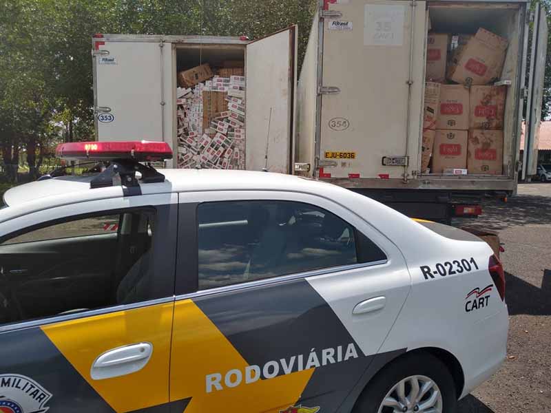 Polícia apreende caminhões com cigarros contrabandeados em Assis