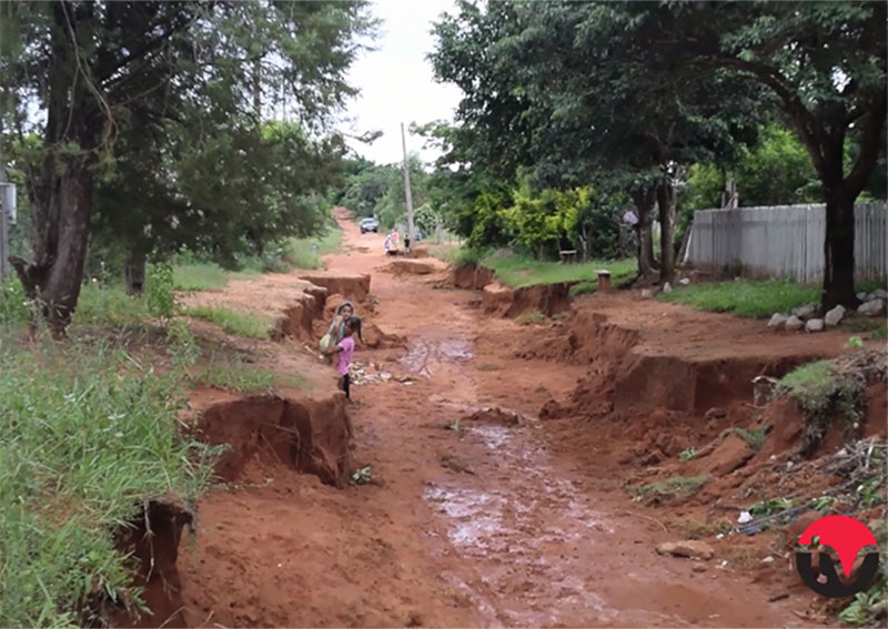 Chuva leva estrada e deixa moradores do Rancho Alegre sem conseguir sair de casa