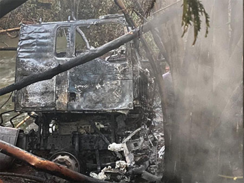 Caminhoneiro morre carbonizado após caminhão cair em rio e pegar fogo em Palmital