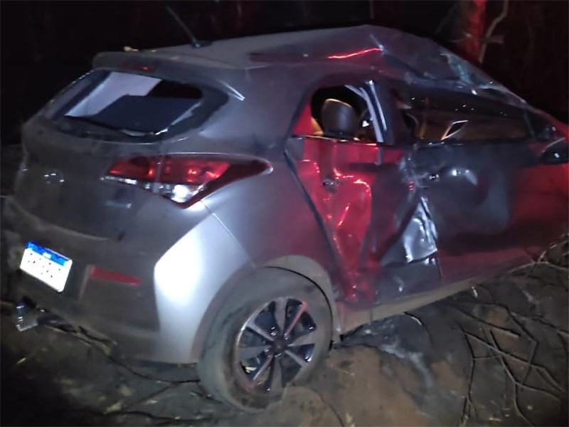 Carro com casal morador de Paraguaçu Paulista capota em vicinal