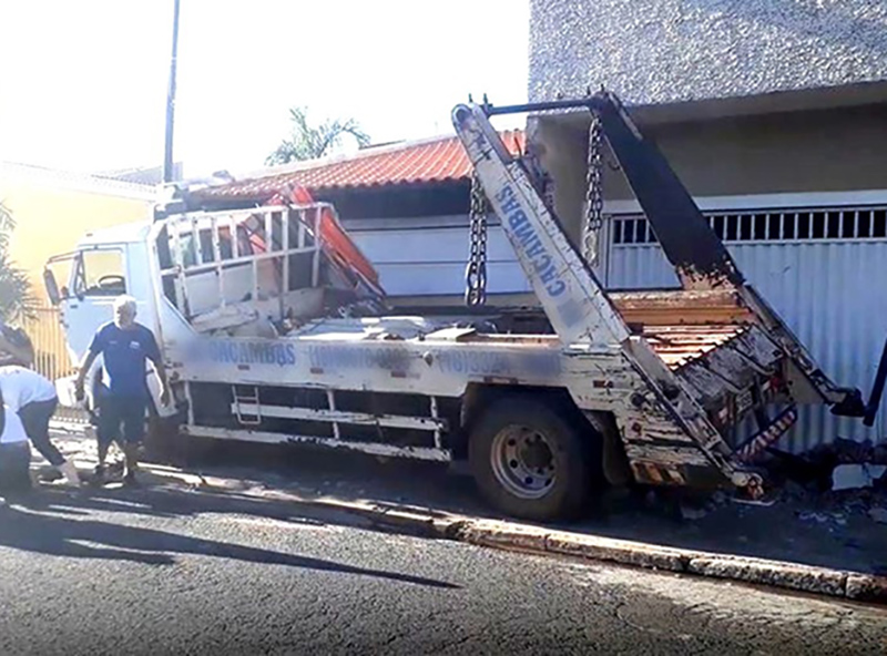 Caminhão atinge três casas após motorista sofrer convulsão em Assis