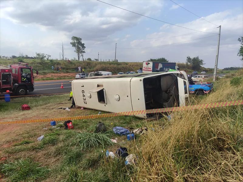 Acidente com micro-ônibus de trabalhadores mata uma pessoa e deixa outras 7 feridas em Martinópolis