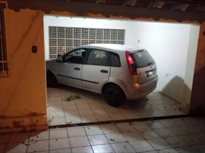 Motorista embriagada derruba muro de casa com carro em Marília