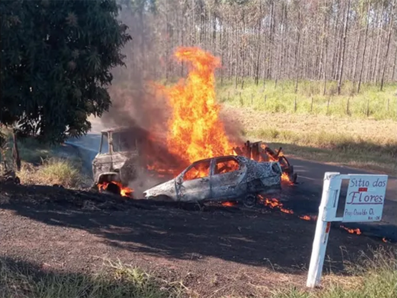 Carro e caminhão pegam fogo após acidente em estrada de Pongaí