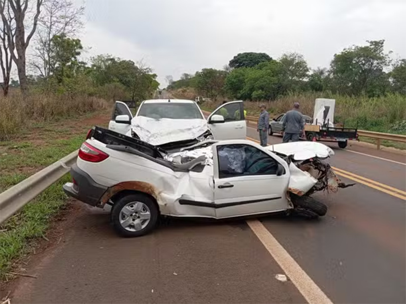 Mulher morre em acidente entre dois veículos e um caminhão no interior de SP