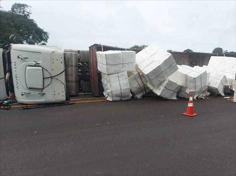 Caminhão carregado com celulose tomba na Rodovia Raposo Tavares