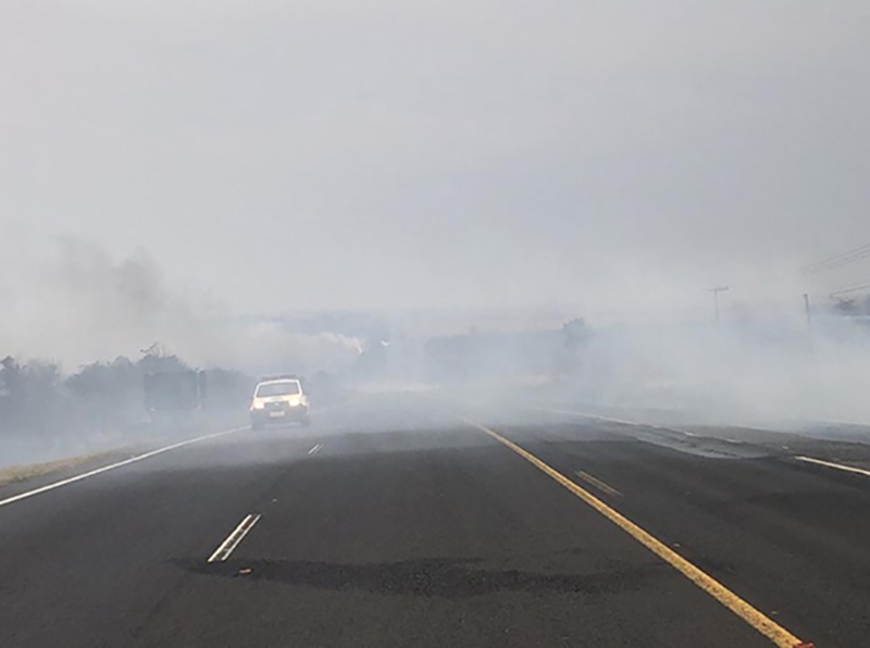 Incêndio em vegetação prejudica visibilidade e provoca acidente na Rodovia Homero Severo Lins