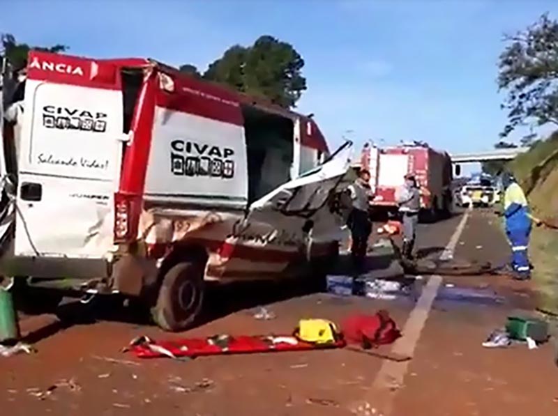 Ambulância do Samu capota em rodovia e deixa três socorristas feridos em Assis