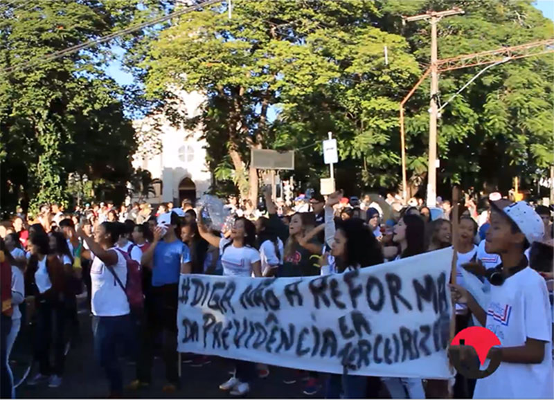 Estudantes da rede estadual realizam manifestação em Paraguaçu