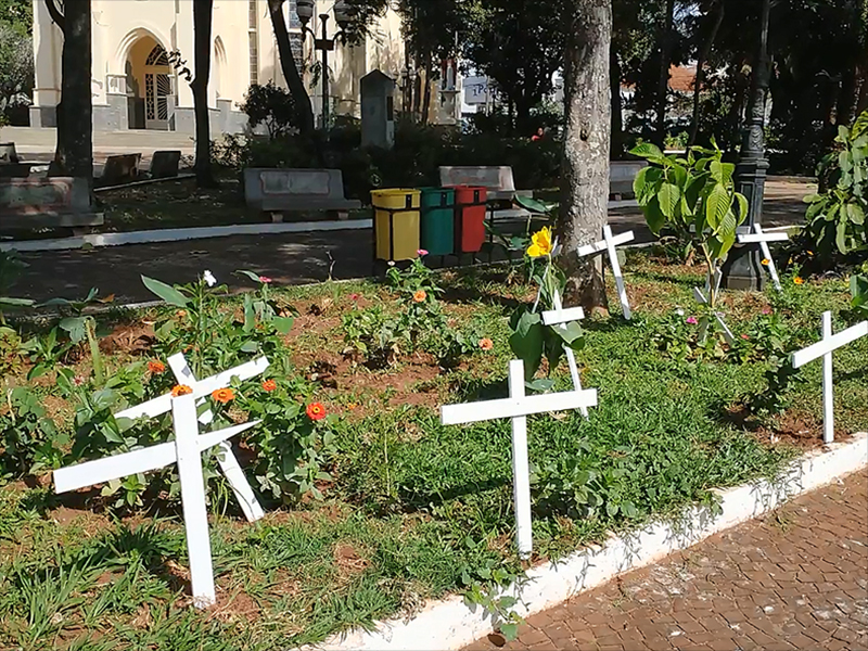 Praça da Matriz ganha mais de 80 cruzes em solidariedade às vítimas da Covid-19