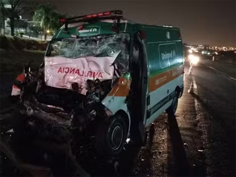 Motorista e passageira em ambulância ficam feridos após colisão traseira em caminhão em Mirassol