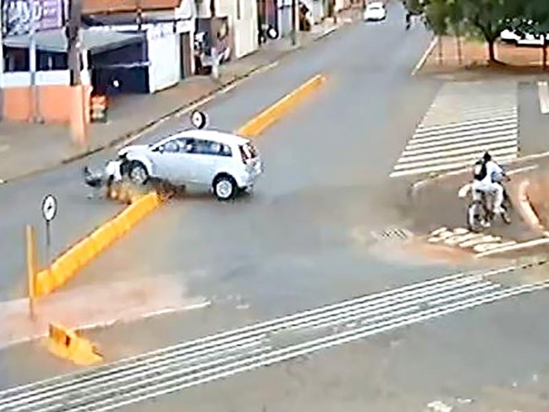 Carro desgovernado invade canteiro, atravessa linha férrea e quase atropela ciclista em Ourinhos