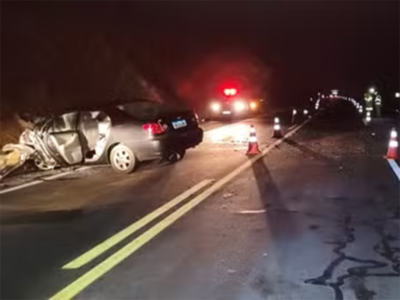 Acidente entre carros mata quatro pessoas e deixa duas gravemente feridas, em Osvaldo Cruz