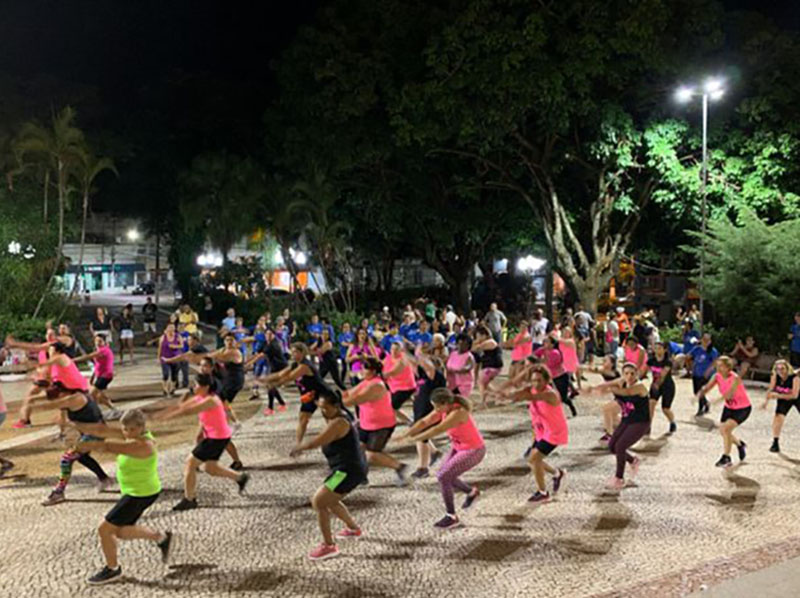 Caravana Esportiva e Zumba atraem dezenas de pessoas para a Praça da Matriz