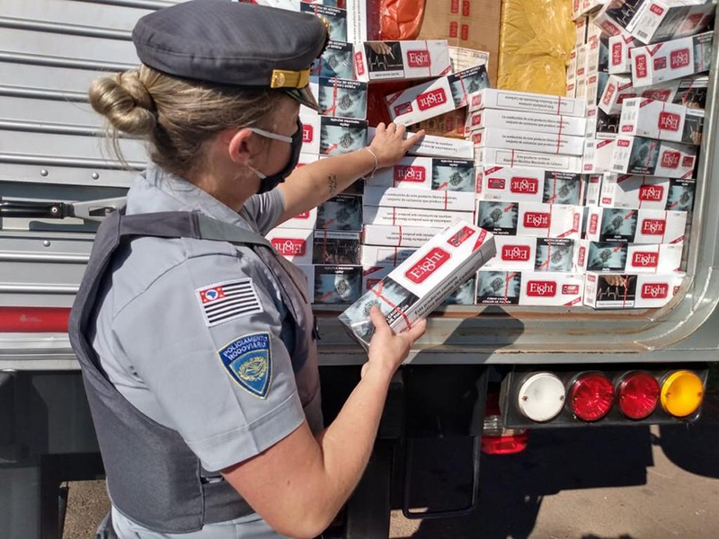 Polícia Rodoviária flagra caminhão carregado com cigarros contrabandeados em Ourinhos