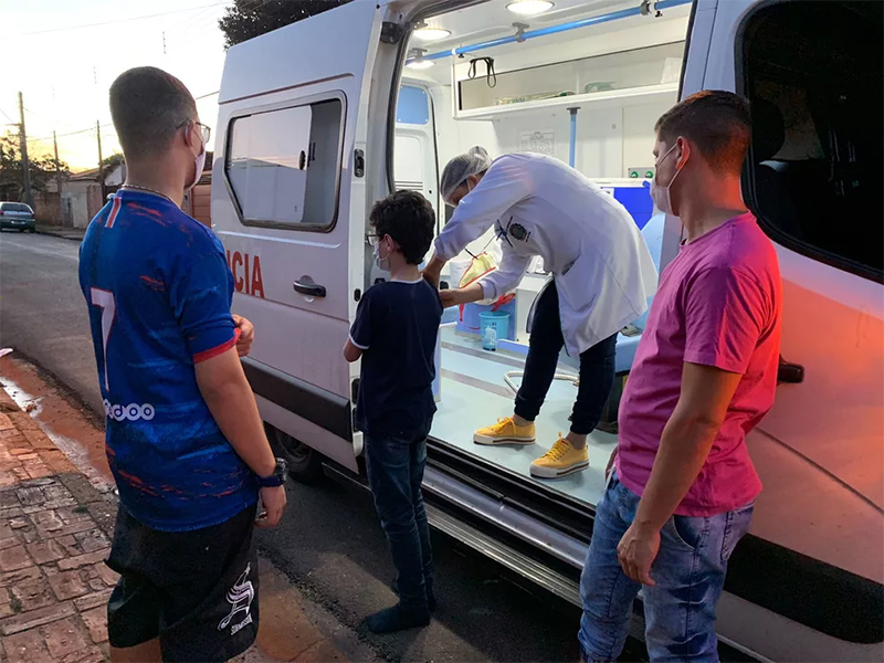 Ambulância percorre bairros para vacinar moradores contra a Covid em Palmital