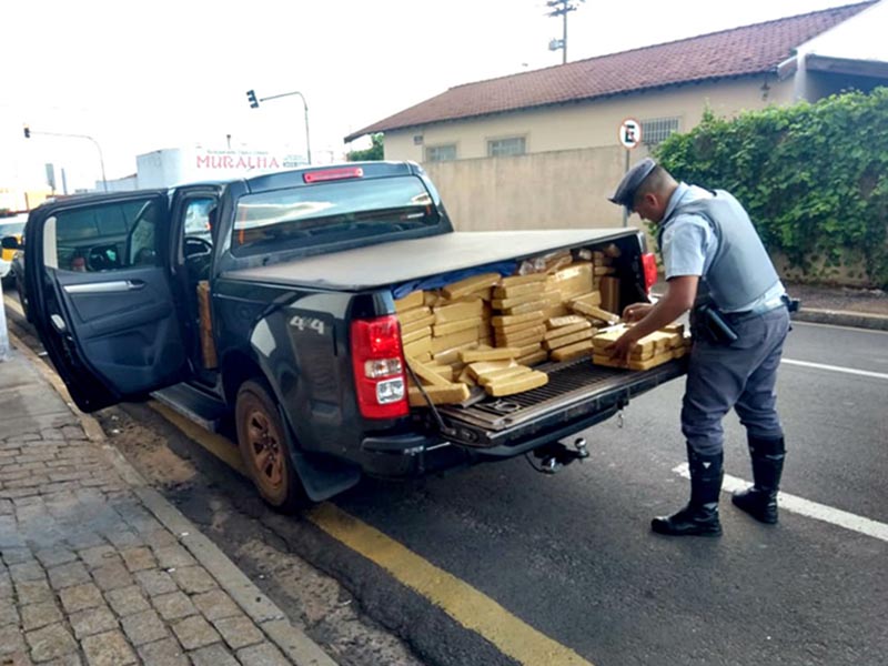 Caminhonete lotada com mais de uma tonelada de maconha é apreendida em Marília